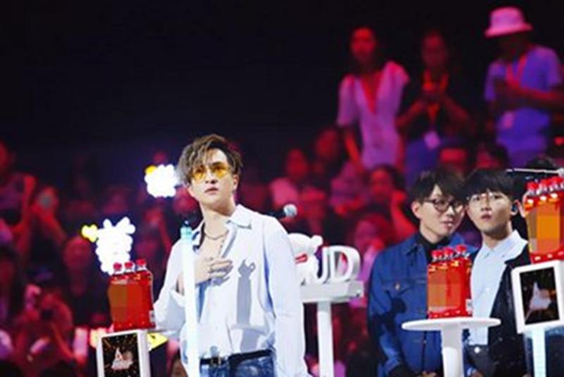 戴眼镜的男演员，时尚魅力与演技的绝佳融合