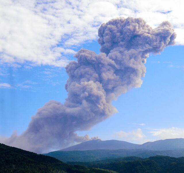 印尼火山喷发，自然威力与时代印记的挑战